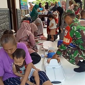 Babinsa Wonodadi Bersama Kader Posyandu dan Bidan Desa Berikan Vitamin Balita untuk Cegah Stunting Babinsa Wonodadi Bersama Kader Posyandu dan Bidan Desa Berikan Vitamin Balita untuk Cegah Stunting