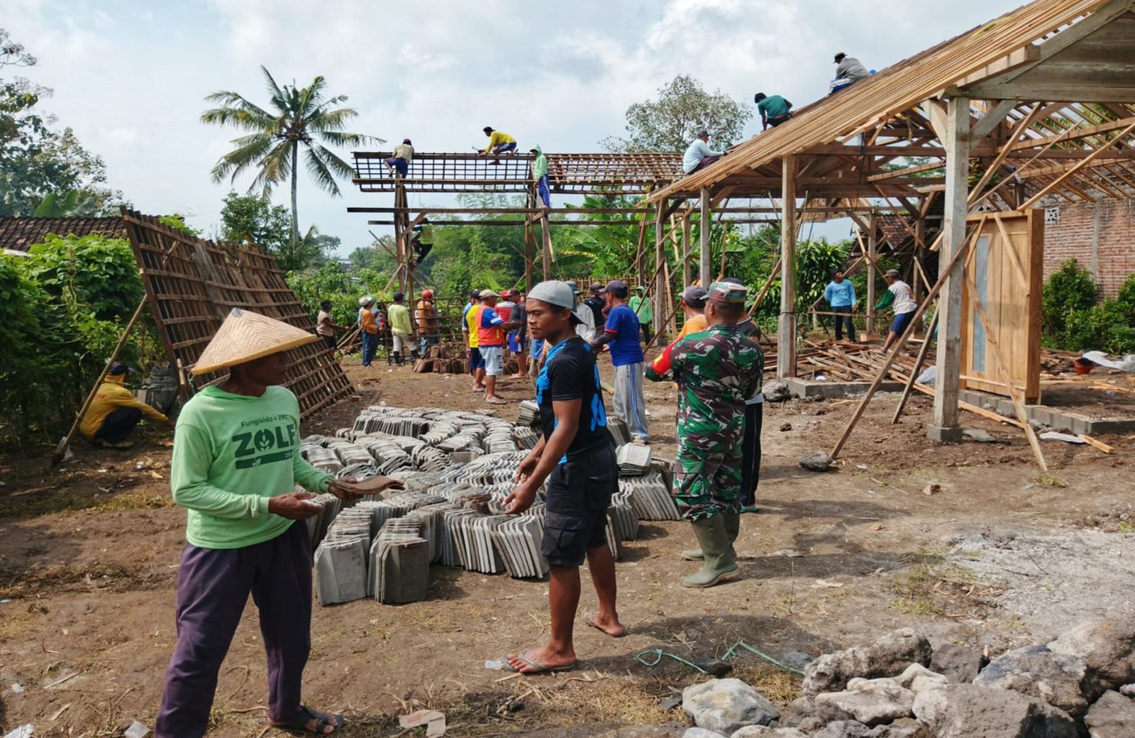 Babinsa Dan Warga Margomulyo Gotong Royong Pindahkan Rumah Ibu Sumini
