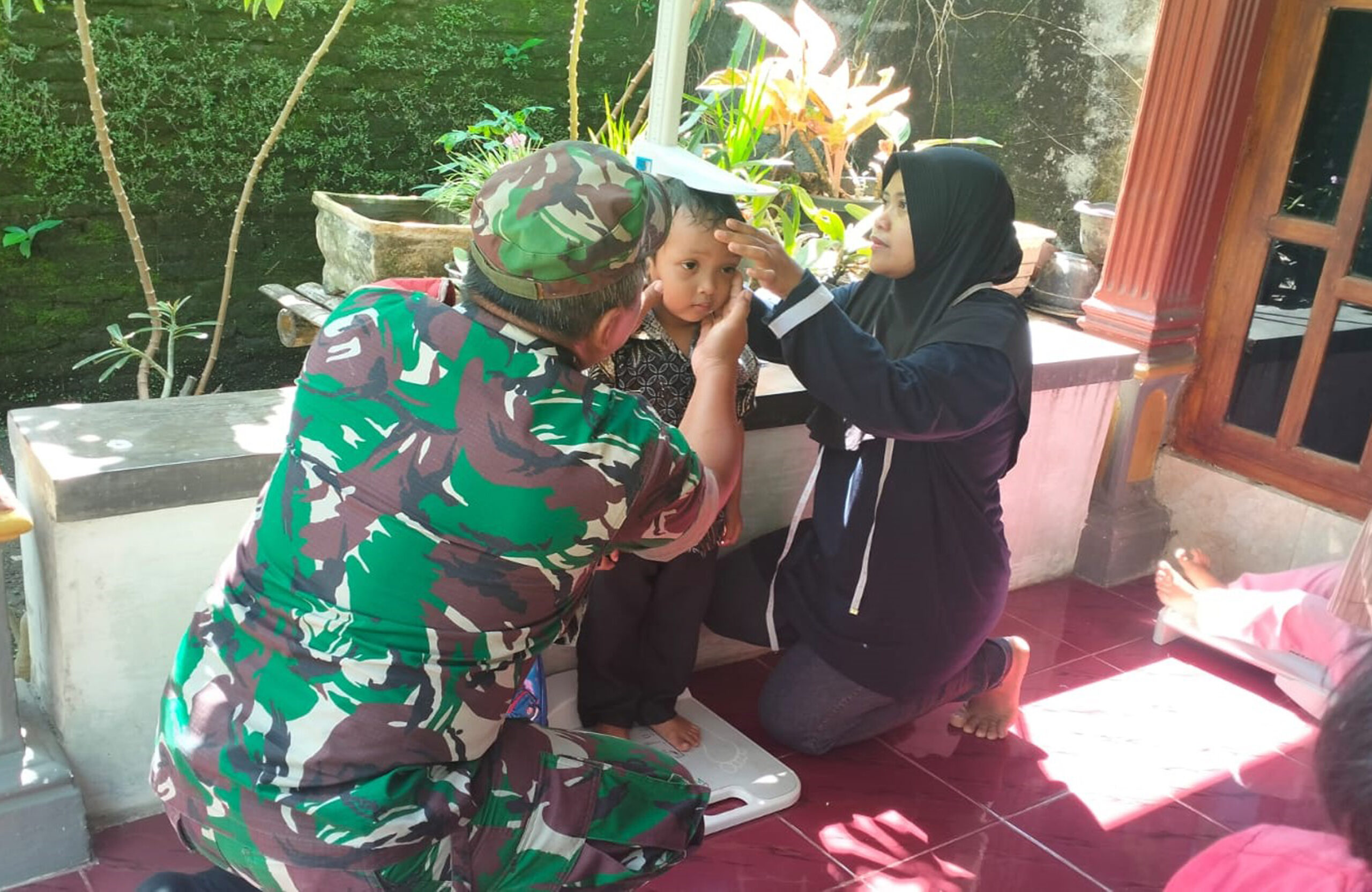 Babinsa Desa Jimbe Dampingi Kader Posyandu "Dahlia" dalam Edukasi Kesehatan Ibu, Anak Dan Lansia