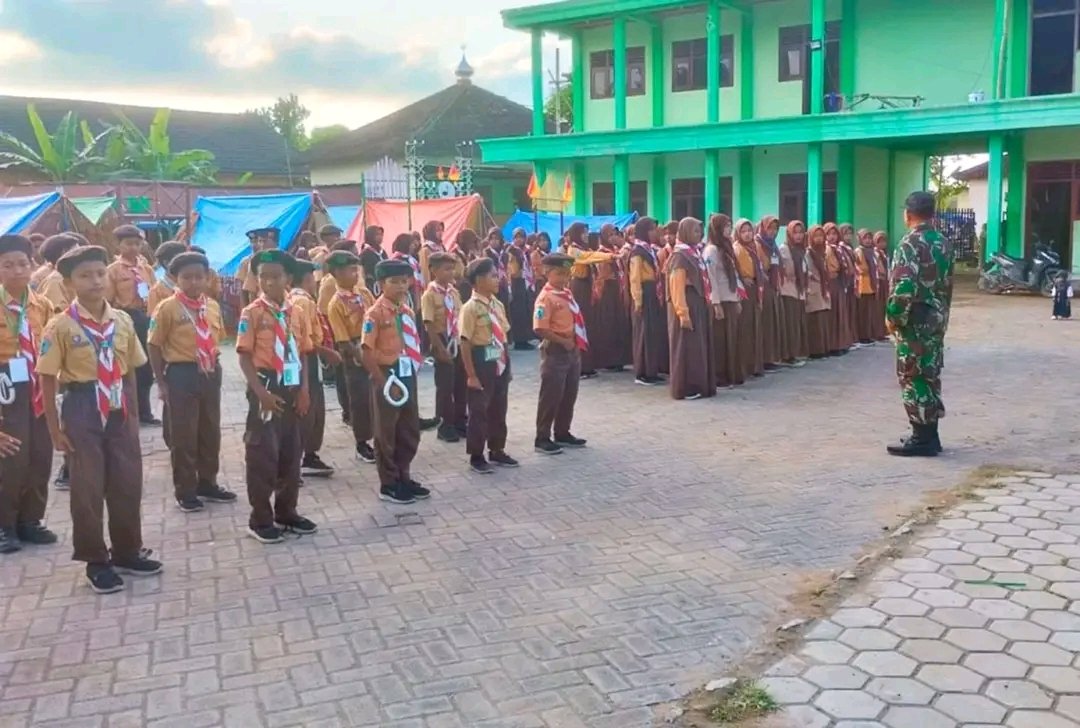 Bekali Kedisiplinan Dan Kekompakkan, Babinsa Latihkan PBB MTS Tanjungrejo Singgahan Tuban