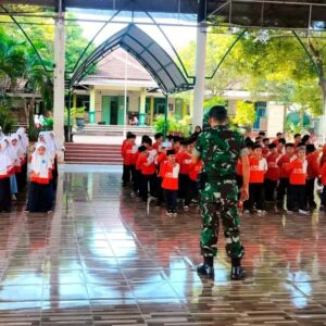 Tumbuhkan Kekompakkan Dan Kedisiplinan, Babinsa Bekali Materi Baris Berbaris SDIT Insan Kamil Tuban