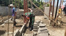 Teguhkan Kemanunggalan, Babinsa Kodim 1505 Tidore Bantu Warga Binaan Bangun Rumah