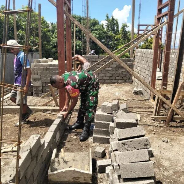 Teguhkan Kemanunggalan, Babinsa Kodim 1505 Tidore Bantu Warga Binaan Bangun Rumah