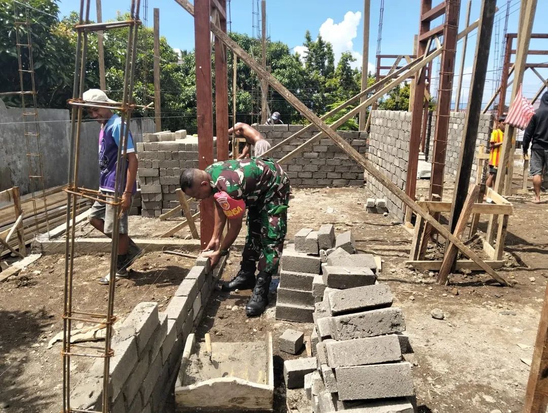 Teguhkan Kemanunggalan, Babinsa Kodim 1505 Tidore Bantu Warga Binaan Bangun Rumah