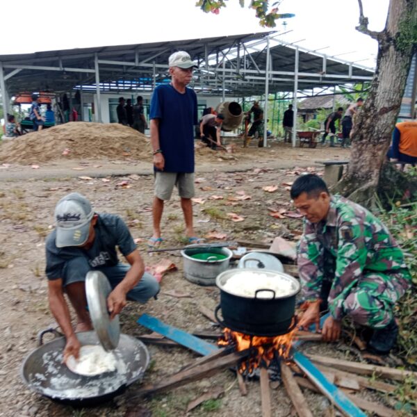 TNI HST dan Warga Kompak Siapkan Makan Siang di Lokasi TMMD