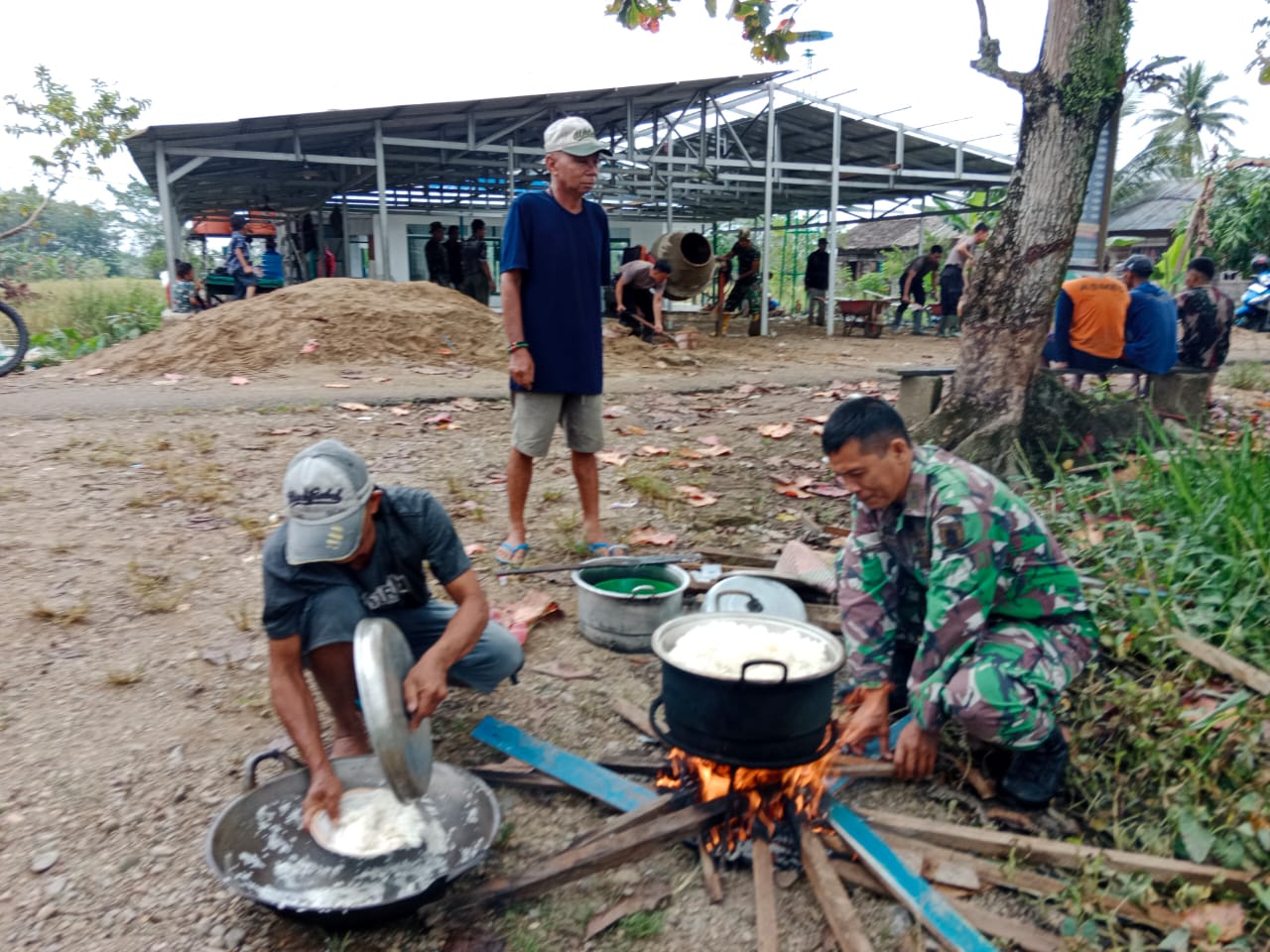 TNI HST dan Warga Kompak Siapkan Makan Siang di Lokasi TMMD