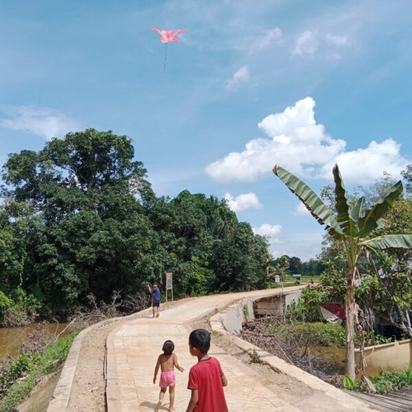 Jalan Baru TMMD Kodim 1002/HST Jadi Arena Bermain Anak-anak