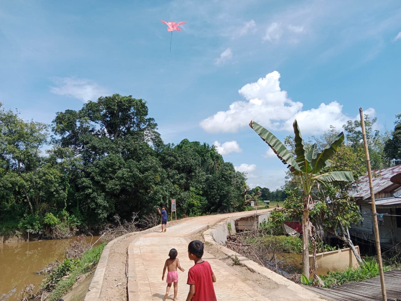 Jalan Baru TMMD Kodim 1002/HST Jadi Arena Bermain Anak-anak