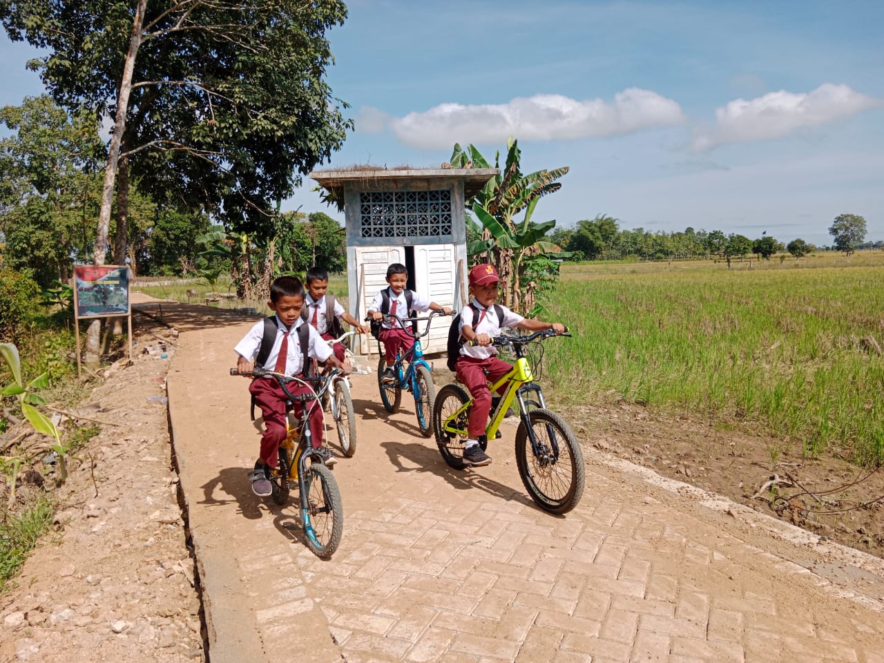 Jalan TMMD Kodim 1002 HST Selesai, Anak Sekolah Riang Gembira