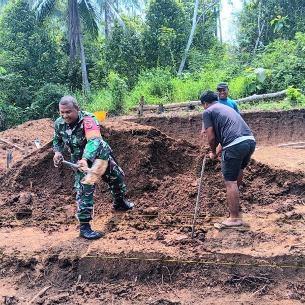 Semangat Gotong Royong, Babinsa Koramil 1505-01 Tidore Bantu Gali Fondasi Rumah Warga