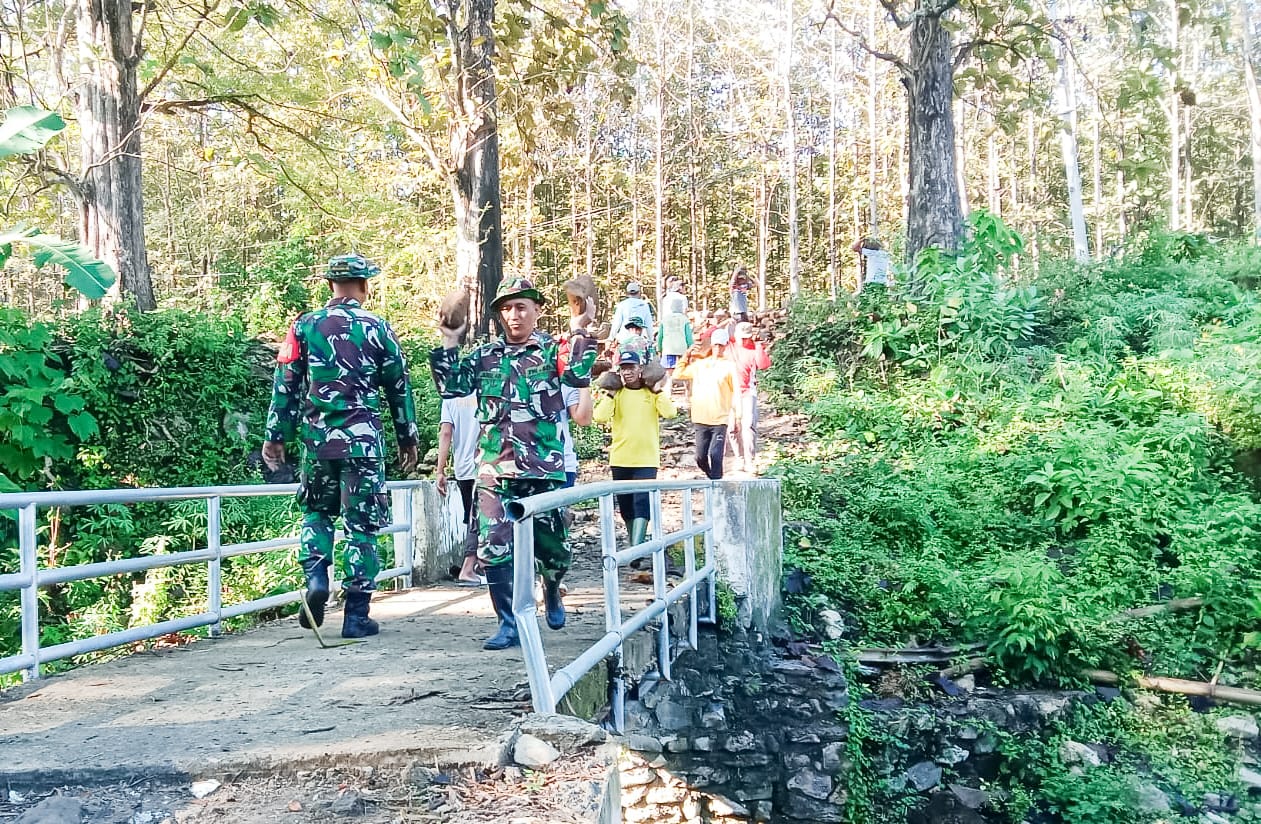 Babinsa Gondang Bojonegoro bersama Warga Sambongrejo Bangun Bronjong dan Jalan Makadam