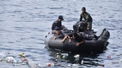Bakti Sosial Satgas Trisila-25: TNI AL dan Masyarakat Bersatu Bersihkan Pantai Pandara Kananga Ternate