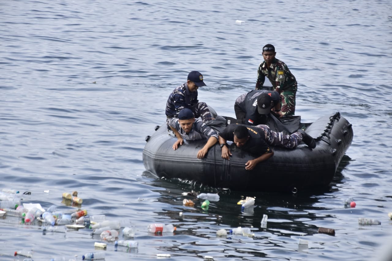 Bakti Sosial Satgas Trisila-25: TNI AL dan Masyarakat Bersatu Bersihkan Pantai Pandara Kananga Ternate