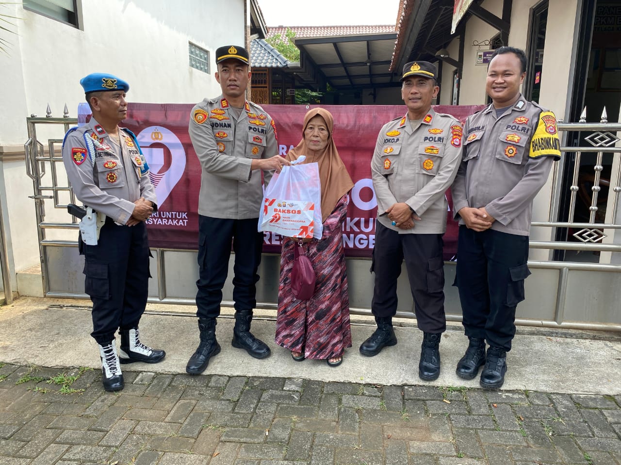 Bhakti Sosial HUT Bhayangkara ke-79, Polsek Cikupa Salurkan 70 Paket Sembako