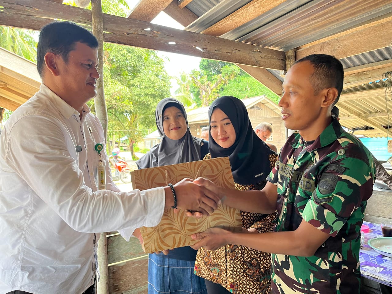 Acara Perpisahan Serda Junaidi Babinsa Resang Alih Tugas bersama Masyarakat binaannya Dengan suasana Haru