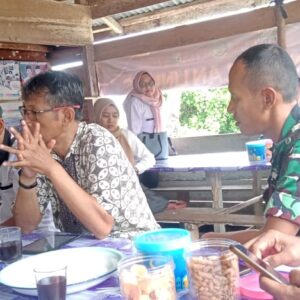Menjelang Masa Pindah Tugas di Tempat Yang Baru, Inilah Bukti Kebersamaan Serda Junaidi Sebagai Babinsa Resang Bersama Warga Masyarakat Binaannya