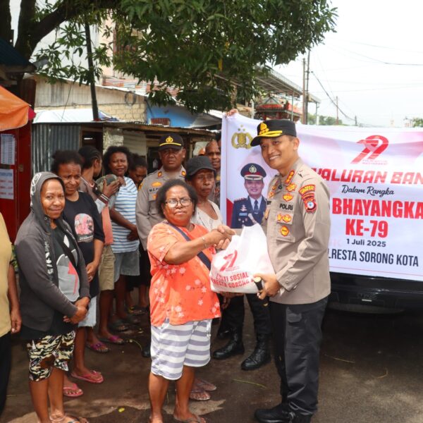 HUT Bhayangkara ke 79, Polresta Sorong Kota dan Bhayangkari beri Bansos dan Anjangsana