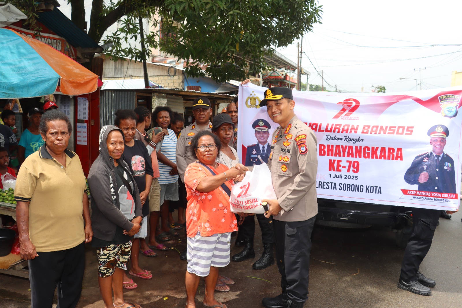 HUT Bhayangkara ke 79, Polresta Sorong Kota dan Bhayangkari beri Bansos dan Anjangsana