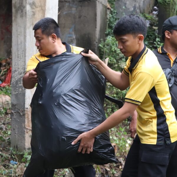Sambut HUT Bhayangkara ke-79, Polres Tuban Gelar Aksi Bersih-Bersih Sungai