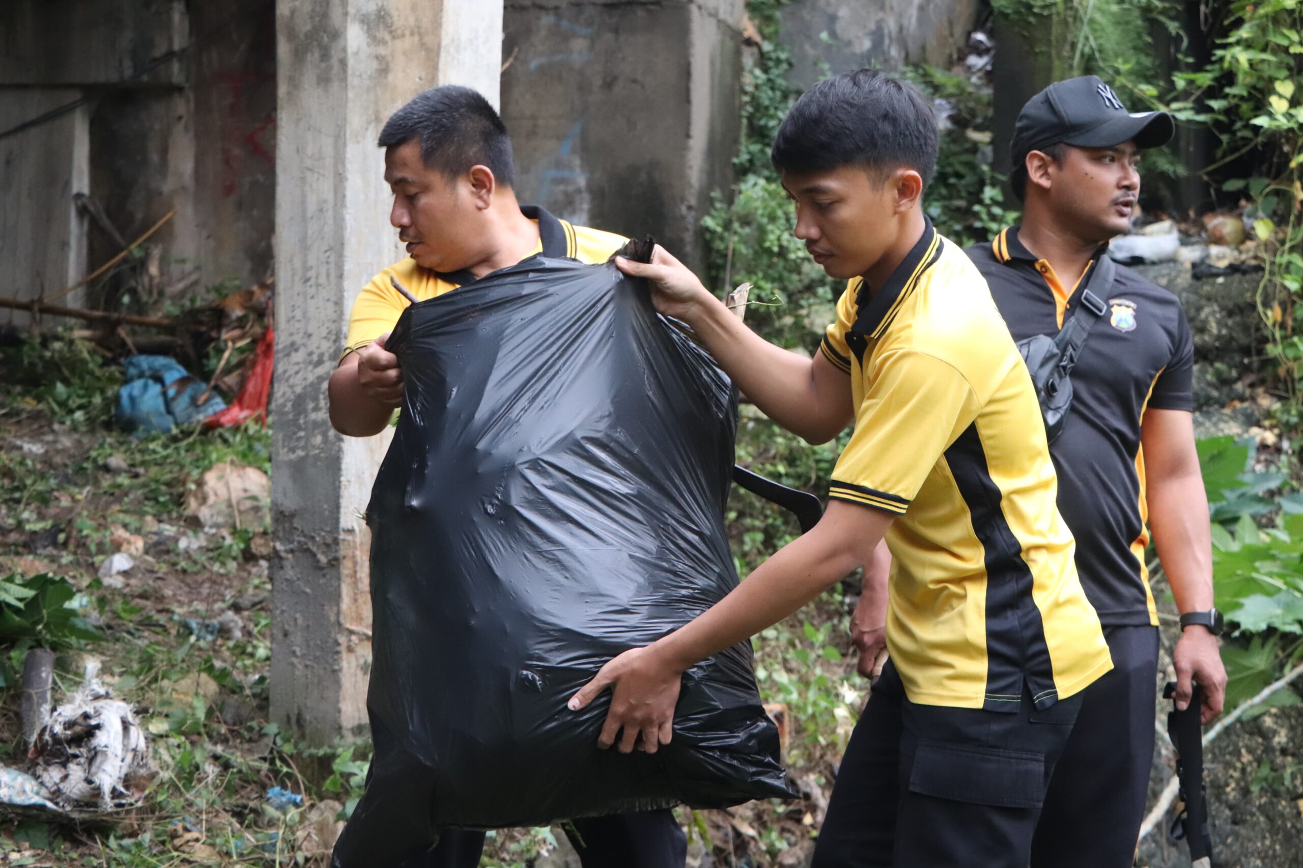 Sambut HUT Bhayangkara ke-79, Polres Tuban Gelar Aksi Bersih-Bersih Sungai