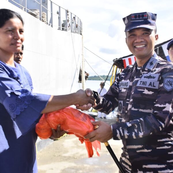 Satgas Trisila-25 TNI AL Bersama Pemda Morotai Gelar Bakti Kesehatan Gratis Di Atas KRI Teluk Wondama-527