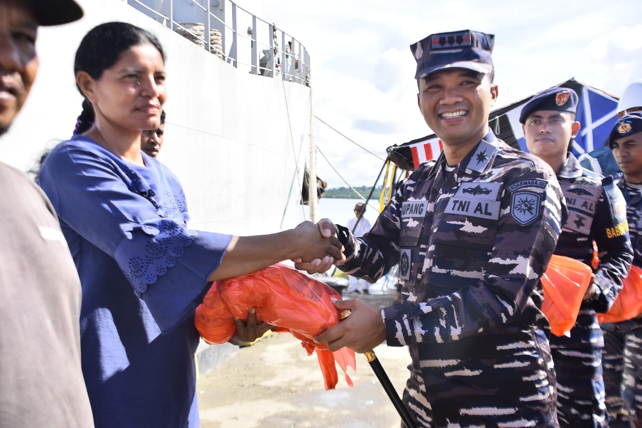 Satgas Trisila-25 TNI AL Bersama Pemda Morotai Gelar Bakti Kesehatan Gratis Di Atas KRI Teluk Wondama-527
