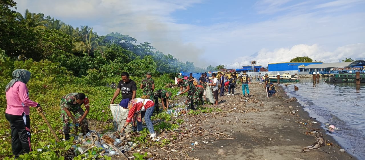 TNI Ajak Warga Jaga Lingkungan Lewat Aksi Bersih Pantai