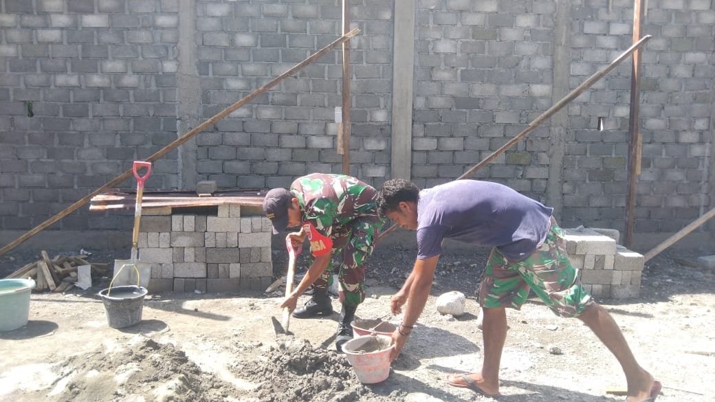 Sentuhan Tangan TNI: Babinsa Bantu Campur Semen Bangun Harapan Warga