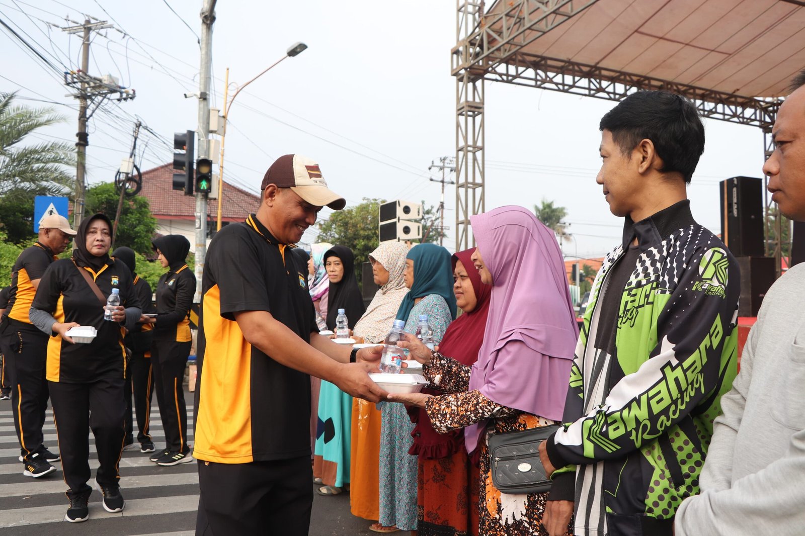 Sambut Hari Bhayangkara ke-79, Polres Tuban Gelar Olahraga Bersama dan Bakti Pelayanan di CFD