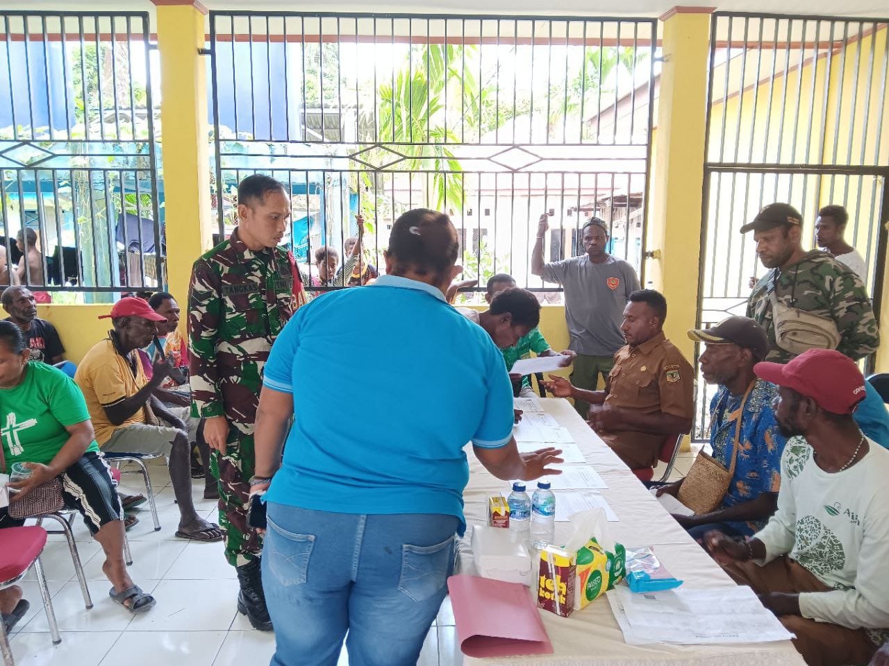 Agar Berjalan Lancar dan Tepat Sasaran, Babinsa Koramil 1710-07/Mapurujaya Dampingi Penyaluran Bantuan Kepada Masyarakat