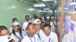 TNI AL Tanamkan Semangat Bela Negara kepada Pelajar Papua Lewat Kunjungan ke KRI Teluk Weda-526