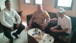 Bhabinkamtibmas Sambang ke Kantor Desa: Meningkatkan Sinergi dengan Perangkat Desa
