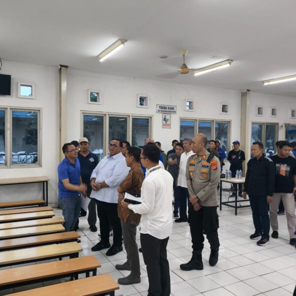 Stafsus Kapolri Tinjau Lokasi Donor Darah HUT Bhayangkara ke-79 di PT. Surya Toto Cikupa