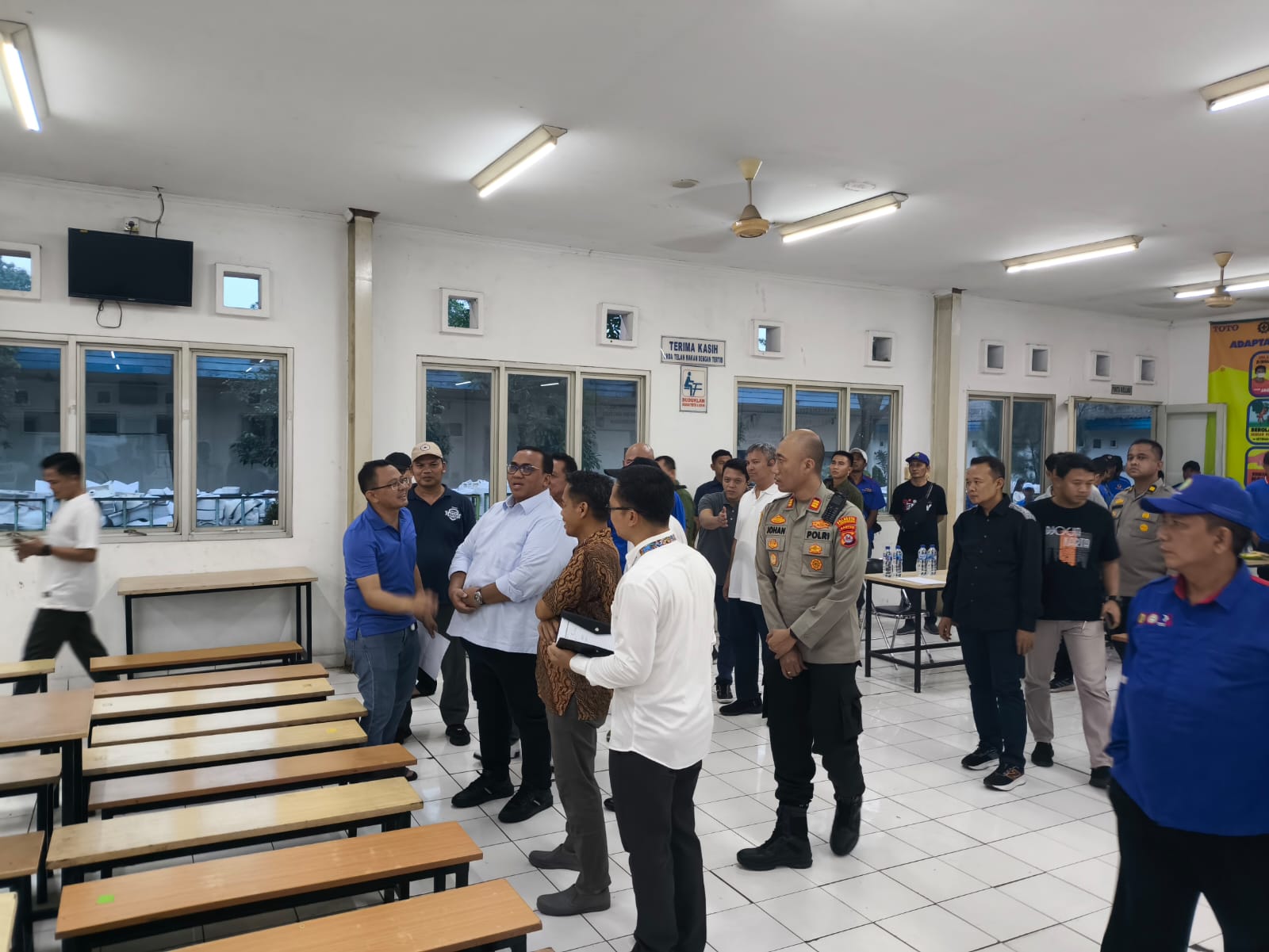 Stafsus Kapolri Tinjau Lokasi Donor Darah HUT Bhayangkara ke-79 di PT. Surya Toto Cikupa