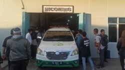 Isak Tangis Sambut Jenazah Haji Abdulrahman Tiba di Sorong PBD
