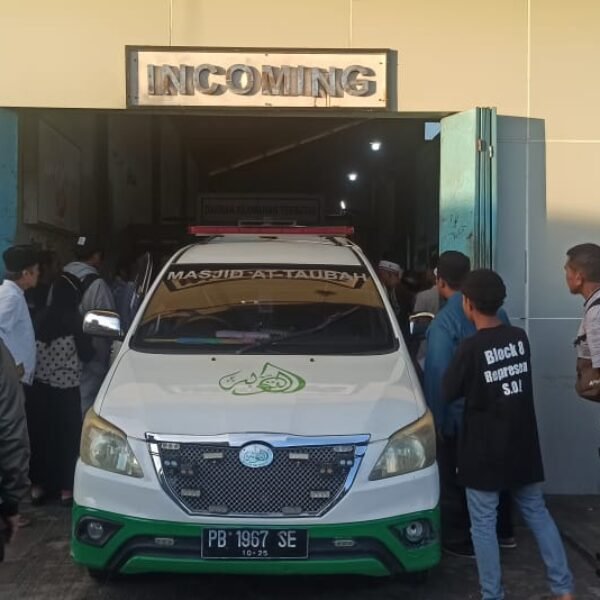 Isak Tangis Sambut Jenazah Haji Abdulrahman Tiba di Sorong PBD