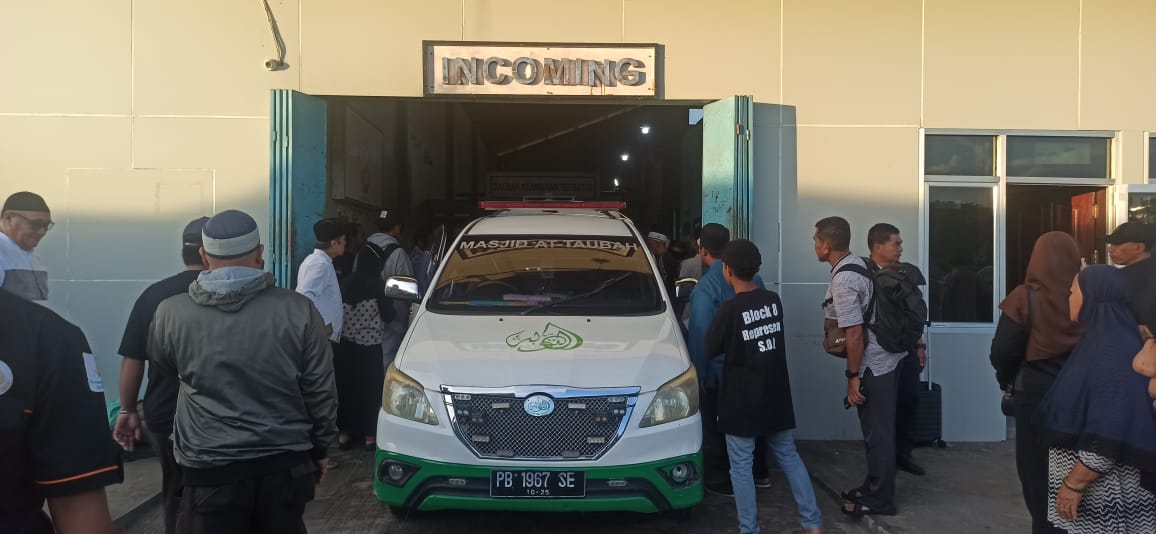 Isak Tangis Sambut Jenazah Haji Abdulrahman Tiba di Sorong PBD