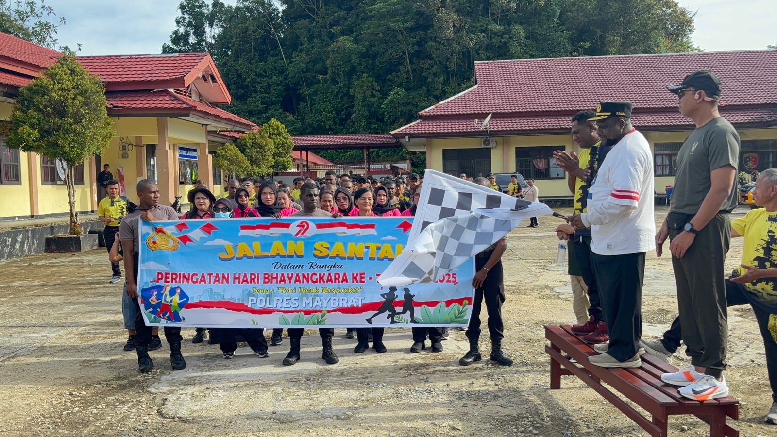 Polres Maybrat Gelar Olahraga Bersama dan Bagikan Doorprize Meriah sebagai Wujud Kepedulian dan Keakraban Sambut Hari Bhayangkara ke-79