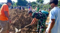 Bersama Warga Tlumbung, Babinsa Sumberrejo Bojonegoro Bersih-Bersih Area Makam