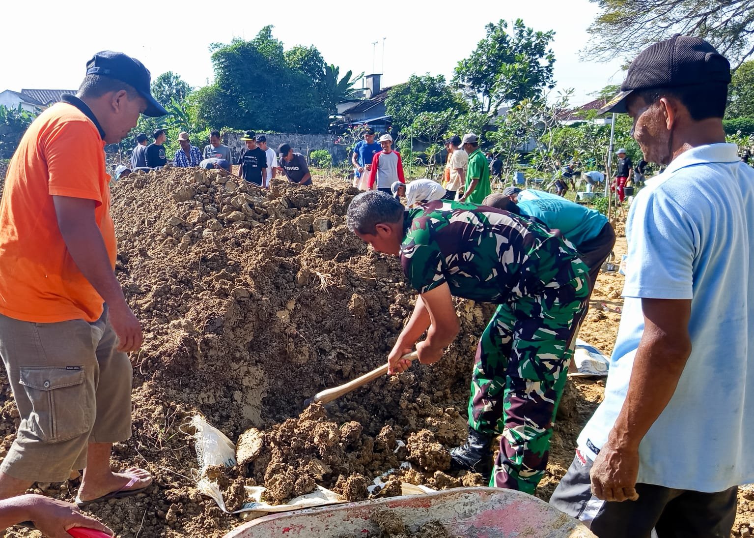 Bersama Warga Tlumbung, Babinsa Sumberrejo Bojonegoro Bersih-Bersih Area Makam