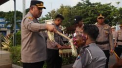 Kapolres Tuban Pimpin Prosesi Kenaikan Pangkat, 62 Anggota Disiram Air Pemadam