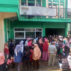 Deden Koswara, Kades Tanjungwangi Kec. Pacet Kab. Bandung, Salurkan Program Dispakan Kab. Bandung Kepada Warga Rentan Pangan
