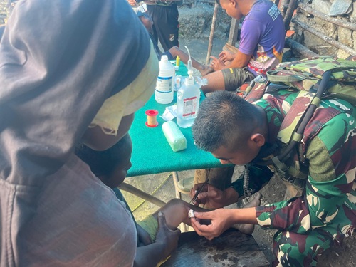 Sigap dan Penuh Cinta, Satgas Yonif 715/Mtl Berikan Pelayanan Kesehatan Kepada Masyarakat Tinolok