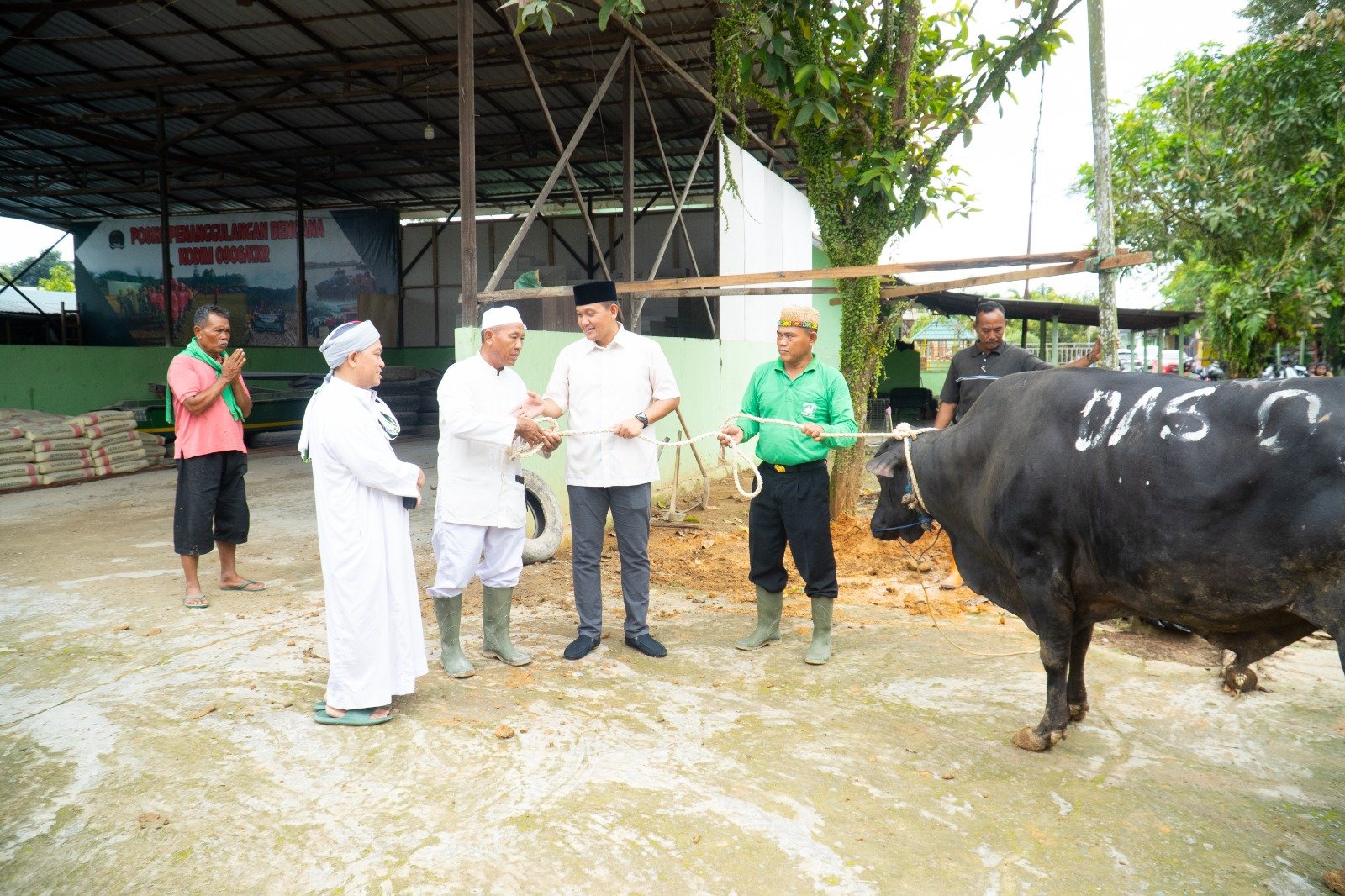 Rayakan Idul Adha 1446 H, Kodim 0906/Kkr Berbagi Daging Kurban kepada Masyarakat Sekitar