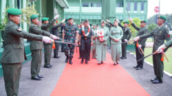Unik dan Menarik, Tradisi Sangkur Pora Iringi Acara Pelepasan Prajurit Kodim 0906/Kkr
