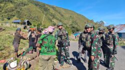 Semangat Bangkitkan Perekonomian Puncak Jaya, Satgas Yonif 715/Mtl Berkeliling Borong Hasil Bumi Masyarakat