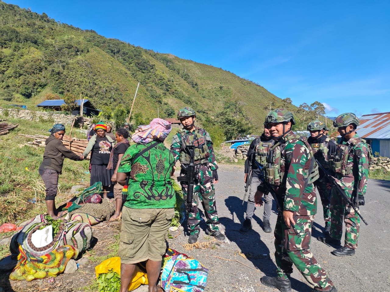 Semangat Bangkitkan Perekonomian Puncak Jaya, Satgas Yonif 715/Mtl Berkeliling Borong Hasil Bumi Masyarakat