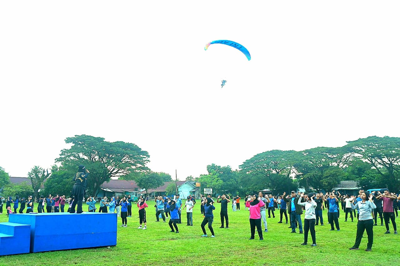 Drum Band Siswa Taruna Politeknik Penerbangan Makassar Meriahkan CFD Lanud Sultan Hasanuddin