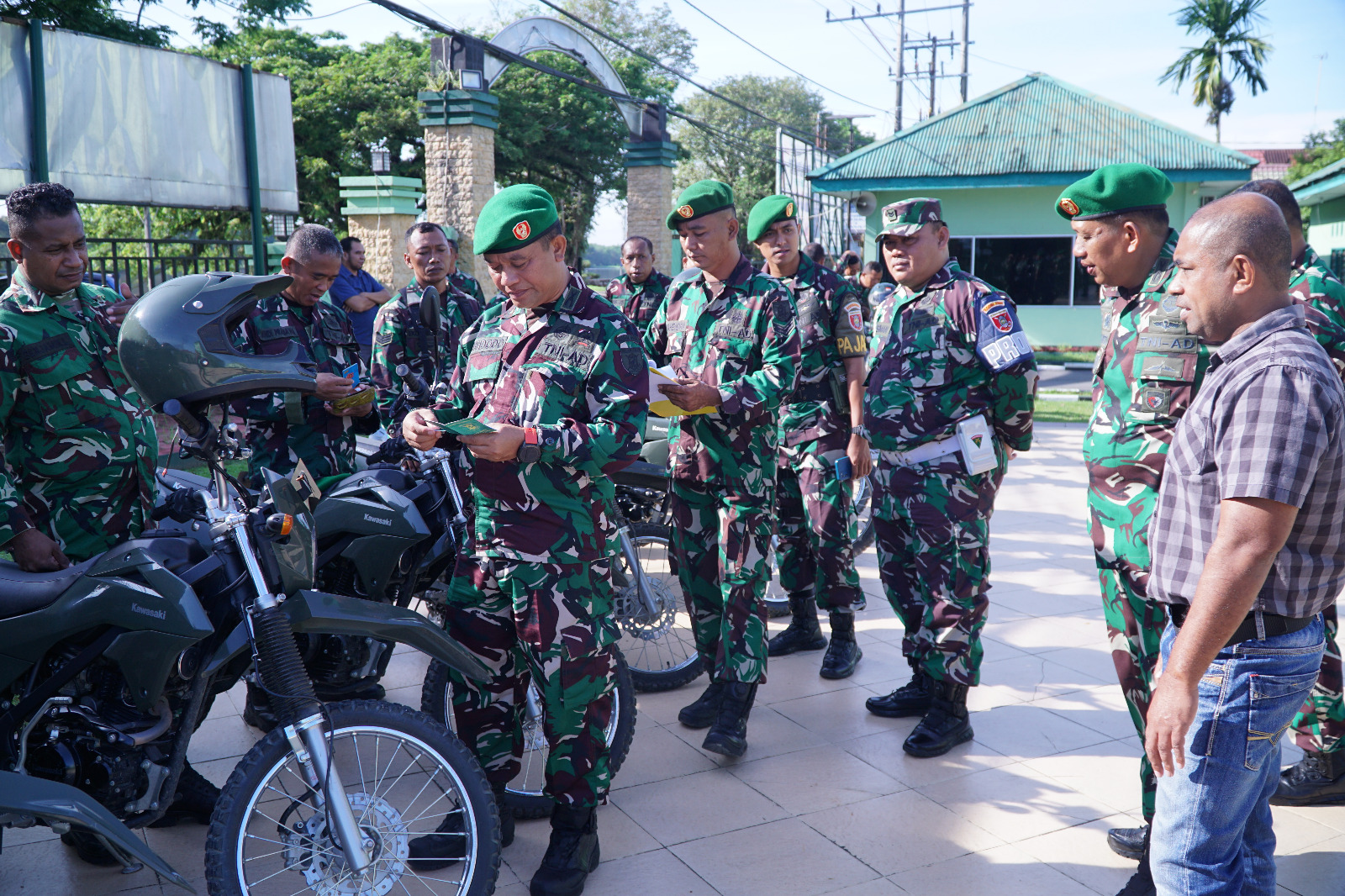 Pastikan Kendaraan Dinas Layak Pakai, Kepala Staf Kodim Lakukan Pengecekan Secara Fisik