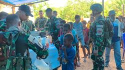 Satgas Yonif 126/Kala Cakti Pos Kombut Berbagi Sembako dan Hangatkan Suasana Lewat Makan Bakso Bersama Warga